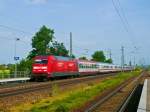 101 008-1 durchfährt mit dem EC 172 von Villach Hbf nach Hamburg-Altona den Bahnhof Priestewitz. (22.05.2010)